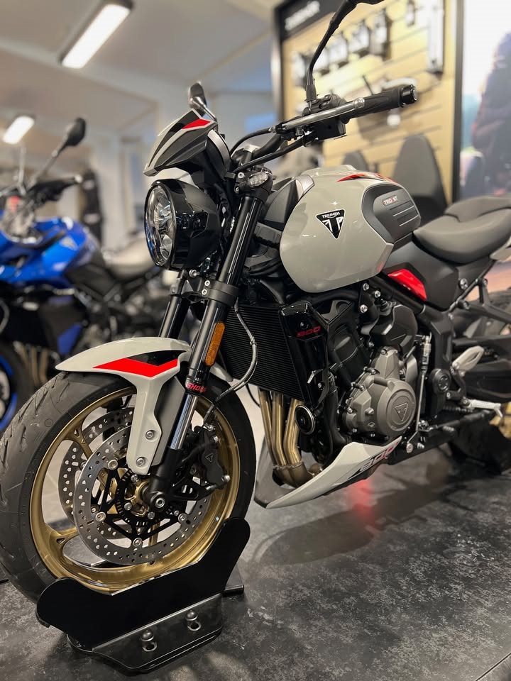 Vorschaubild für Post - Hallo Fans! Dürfen wir vorstellen? Die neue TRIUMPH TRIDENT 800 in der schönen Farbe Ash Grey. Das neue Mitglied in der TRIUMPH-Familie steht noch nicht im Handel, aber heute exklusiv bei TRIUMPH Gera. Aber nur noch bis 18 Uhr - Anfassen, Probesitzen, Fachsimpeln!

For the Ride. 🏍️💨