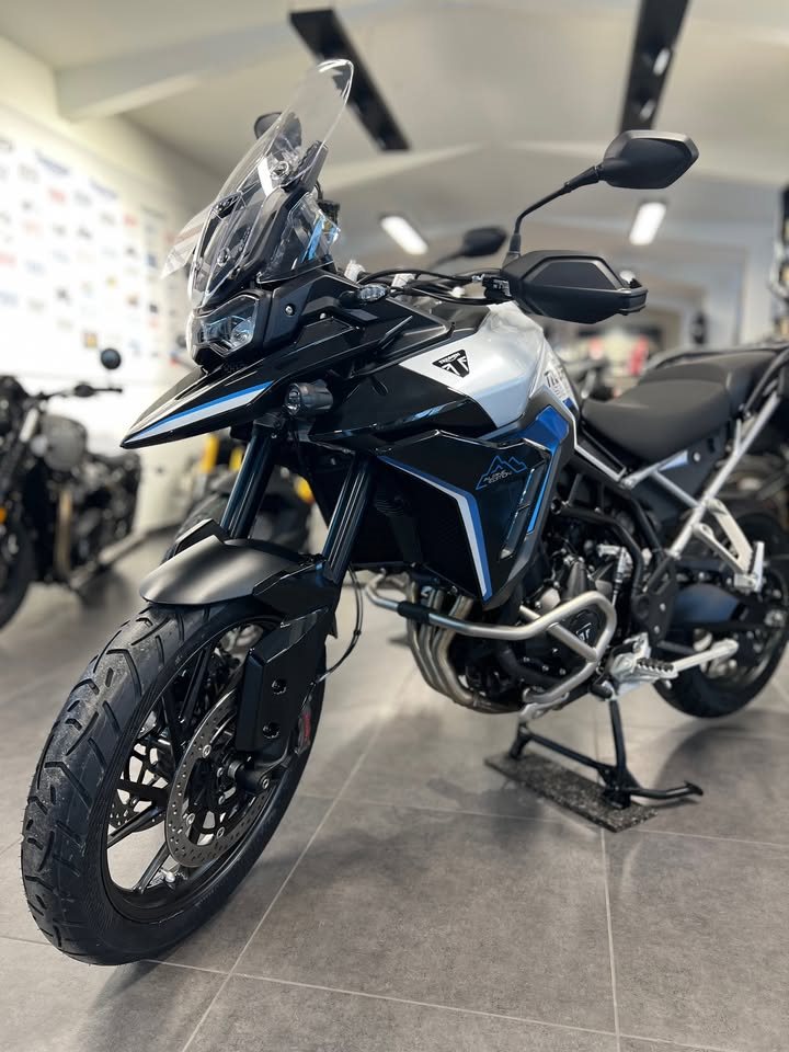 Vorschaubild für Post - Nicht nur die TRIDENT 800 kann bestaunt werden. Wir haben auch die Edition-Modelle TIGER 900 ALPINE und DESERT im Showroom stehen!

For the Ride. 🏍️💨