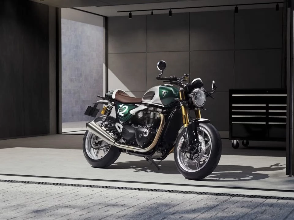 Vorschaubild für Post - Performance-Purist - mit klassischer Seele und RS-Herz - die Speed Twin 1200 Cafe Racer Edition

Vergiss den Rückspiegel – die Zukunft ist retro. Triumph kombiniert die messerscharfe Technik der Speed Twin 1200 RS mit dem ikonischen Look der ursprünglichen Cafe Racer. Das Ergebnis? Die streng limitierte Cafe Racer Edition. 1200 Kubikmeter britischer Stolz, verpackt in ein Design, das Geschichte atmet und Kurven frisst. Ein auf 800 Stück limitiertes Statement für alle, die das Erbe ehren, aber keine Kompromisse beim Speed eingehen.