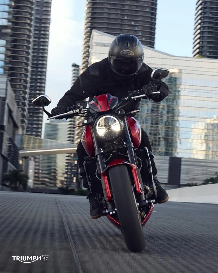 Vorschaubild für Post - Kennst du schon die neue Trident 800?

Mit einem Gewicht von weniger als 200 kg vollgetankt verbindet das agile, einstellbare Fahrwerk präzises Handling mit souveräner Beherrschbarkeit.  👌

Jetzt bei uns bestellbar!
>> https://www.triumph-gera.de <<