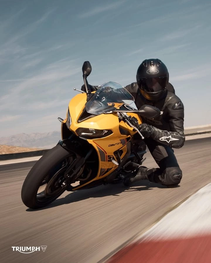 Vorschaubild für Post - Heimisch auf der Straße UND Rennstrecke: Das ist die NEUE Daytona 660!⁣
Die typische Triple-Power trifft auf das markante Sportdesign der Daytona und überzeugt auf ganzer Linie mit Liebe zum Detail.⁣ 👌

Ab sofort bei uns vorbestellbar!
>> https://www.triumph-gera.de <<