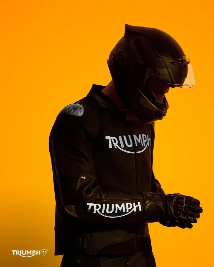 Vorschaubild für Post - Von Fahrern für Fahrer entworfen 🤝
Bei uns findest du jede Menge Motorradbekleidung in unterschiedlichen Stilen - ob sportlich, abenteuerlustig oder klassisch. 

Komm vorbei, wir beraten dich gerne!
🔗 https://www.triumph-gera.de