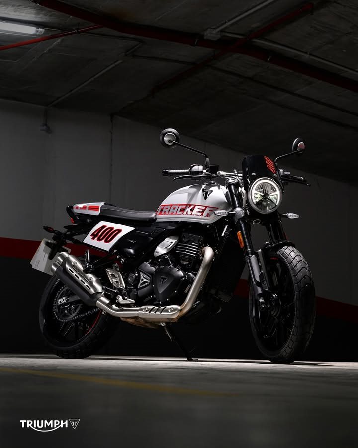 Vorschaubild für Post - JETZT NEU: Mit ihrem Flat-Track-Charakter und ihren unverwechselbaren Designmerkmalen hebt sich die Tracker 400 klar von der Masse ab. 👌

Lerne sie jetzt bei uns im Showroom kennen!
🔗 https://www.triumph-gera.de