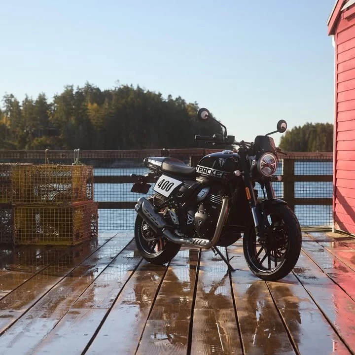 Vorschaubild für Post - Mit der brandneuen Tracker 400 präsentierte unser britischer Hersteller TRIUMPH erstmals ein vom Flat Track Rennsport inspiriertes Modell. Fahrspaß und Agilität treffen auf ein wunderschönes Retro-Design mit der unverkennbaren TRIUMPH-DNA. Die Tracker 400 bietet Premium-Qualität zu einem attraktiven Preis und überzeugt mit einem hervorragenden Preis-Leistungs-Verhältnis. Ab sofort bei uns im Showroom zu bewundern!