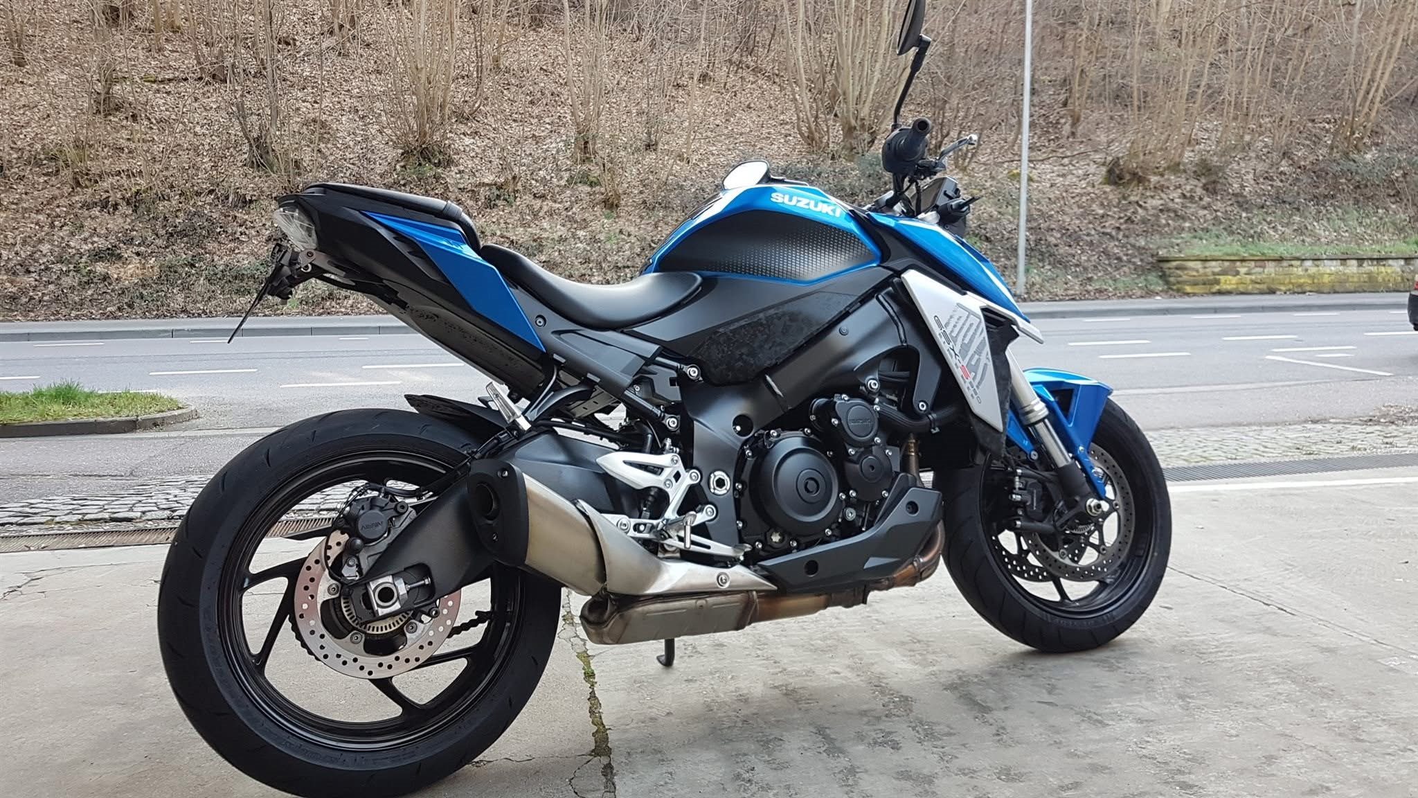 Vorschaubild für Post - Zubehör:
kleiner Kennzeichenträger mit Miniblinker

Sie können uns gerne auch per whatsapp auf die Nummer 0681814241 kontaktieren.
Eine Probefahrt ist möglich, vereinbaren Sie bitte einen Termin.

Gerne bieten wir Ihnen ein Lieferdienst an, bitte erfragen Sie hierzu die Kosten.
 
Zwischenverkauf vorbehalten.

Wir bieten eine Finanzierung über die Credit Plus Bank AG oder die Bank 11, an. 
Wir erstellen Ihnen gerne ein persönliches Angebot.

Ihre Ansprechpartnerin N.Stass Tel. 0681/814241

Irrtümer, Änderung und Zwischenverkauf vorbehalten

Wir bieten an....
- Indian Vertragshändler, Victory Service-Point
- SUZUKI Vertragshändler Motorrad
- Reparaturkosten Finanzierung 
- Probefahrten
- Ankauf von Motorrädern
- Individuelle Finanzierungen für Neu und Gebrauchtfahrzeuge
- individuelle Umbauten nach Ihren Wünschen
- Vermietung von Motorrädern der Marke Suzuki 
- Wir liefern Original und Zubehör Ersatzteile
- Leistungsreduzierungen 25KW (34PS) NEU 35KW (48PS)
- Tieferlegungen & Höherlegungen
- Inspektionen nach Herstellervorschriften auch an Fremdmarken Motorräder
- Reparatur auch an BMW, Honda, Kawasaki und Yamaha Motorräder
- Unfallinstandsetzung
- TÜV Vorfahrt
- Reifen für Motorrad und KFZ
- Alufelgen
- KFZ. freie Werkstatt für alle Auto Marken

R+S Motorräder GmbH

CAR + BIKE WORLD

Kaiserstr. 4 b
66133 Saarbrücken-Scheidt

Tel. 0681/814241
Fax. 0681/814460
e-mail. info@rs-motorraeder.de
www.rs-motorraeder.de

Öffnungszeiten:

Montag 14:00 - 18:00
Dienstag bis Freitag
9:00 - 13:00 und 14:00 - 18:00 Uhr
Samstags 10:00 - 13:00 Uhr