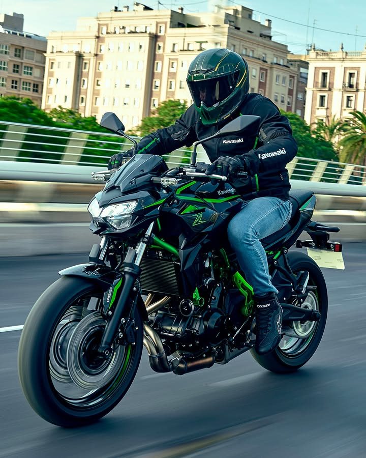 Vorschaubild für Post - Die Z650 kombiniert stylisches Design mit leichtem Handling, spritzigem Zweizylinder und jeder Menge Fahrspaß – perfekt für alle, die durchstarten wollen. 💪🏍️

A2-konform, anfängerfreundlich und alles andere als langweilig.
Du willst ein Bike, das mit dir wächst? Dann ist die Z650 genau dein Ding.

👉 Jetzt Probefahrt buchen und selbst spüren, was Z bedeutet. >> https://scpl.io/4970_kawasaki_7689