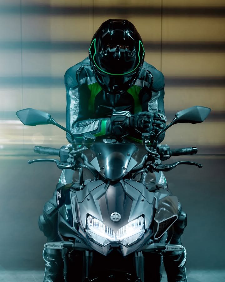 Vorschaubild für Post - Für das Modelljahr 2026 frischt Kawasaki seine ikonische Z-Baureihe mit neuen Farben auf: Insgesamt sechs Modelle – von der einsteigerfreundlichen Z500 SE bis zur leistungsstarken Z H2 SE – erhalten stylische neue Lackierungen. 🌈

Finde deinen Style und starte perfekt in die neue Saison! 🏍️✨

Mehr Infos >> https://www.bikerzentrum-berentelg.de
