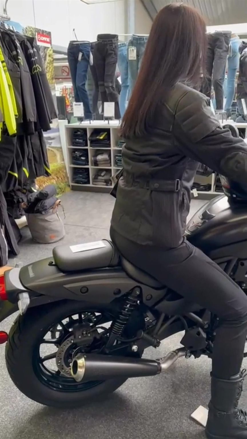 Vorschaubild für Post - Du hast deinen Motorrad-Führerschein (fast) in der
Tasche? Dann wird’s Zeit für die richtige Ausrüstung!
💥 Mit dem exklusiven Gutschein deiner Fahrschule
sicherst du dir 15 % Rabatt auf hochwertige
Motorradbekleidung!

🧥 Ob Jacke, Hose, Helm oder Handschuhe – wir
statten dich rundum sicher & stylisch aus.

📍 Einfach Gutschein vorzeigen – sparen &
durchstarten!

👉 Jetzt vorbeikommen, anprobieren & profitieren!
📅 Nur für kurze Zeit gültig – solange der Vorrat reicht!

#Motorrad #BikerLife #Motorradbekleidung #Fahrschule
#Rabattaktion #Motorradfahren #BikerGear
#sicherunterwegs #meppen #instabike #rentbike
#testride #rentabike #bikedaily #biker #berentelg
#bikerzentrumberentelg #bikelove #onroad