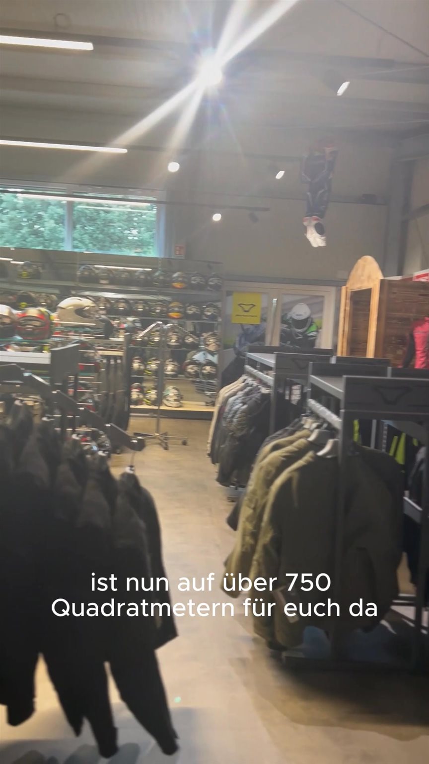 Vorschaubild für Post - 🔙 Throwback – Unser Umbau 🏍️✨

Früher war hier nur Asphalt – heute findest du auf derselben Fläche eine der größten Motorradbekleidungs-Ausstellungen der Region und unsere brandneue Werkstatt!

💪 Wochen voller Umbau, Staub und Schrauberei haben sich gelohnt:
🧥 Jacken
👖 Hosen
🪖 Helme
🧤 Handschuhe
🥾 Stiefel

➡️ Alles jetzt übersichtlich, modern und in riesiger Auswahl – direkt für dich zum Anprobieren und Mitnehmen.

📍 Bikerzentrum Berentelg – Meppener Str. 22, 49716 Meppen
🕒 Mo–Fr: 9–18 Uhr | Sa: 9–13 Uhr

#Throwback #BikerzentrumBerentelg #Motorradbekleidung #750qmBikerpower #Umbau #Meppen #bikerstyle #rentbike #testride #rentabike #bikedaily #berentelg #biker #bikelove #onroad #starkegebrauchte