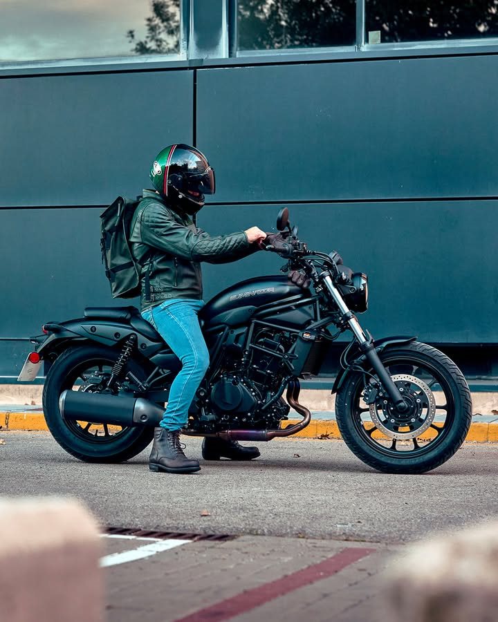 Vorschaubild für Post - Einfach zu fahren, schwer zu widerstehen – die Eliminator 500 ist wie gemacht für Fahranfänger: leicht zu handeln, mit entspannter Sitzposition und coolem Cruiser-Look.😎
Ihr Reihenzweizylinder bietet genau die richtige Mischung aus Power und Kontrolle.🔥

Jetzt Probefahrt buchen >> https://www.bikerzentrum-berentelg.de
