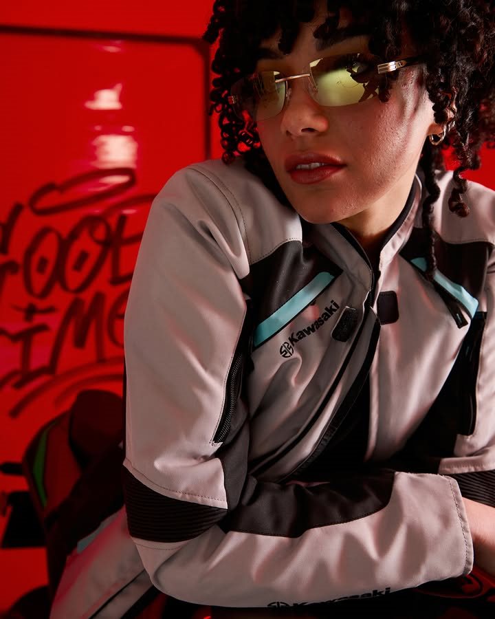 Vorschaubild für Post - Stylisch durch die Stadt – mit der Urban Rider Kollektion von Kawasaki 🔥und der Paris II Textiljacke (Damen).

Ab sofort bei uns bestellbar! >> https://scpl.io/4970_kawasaki_8057