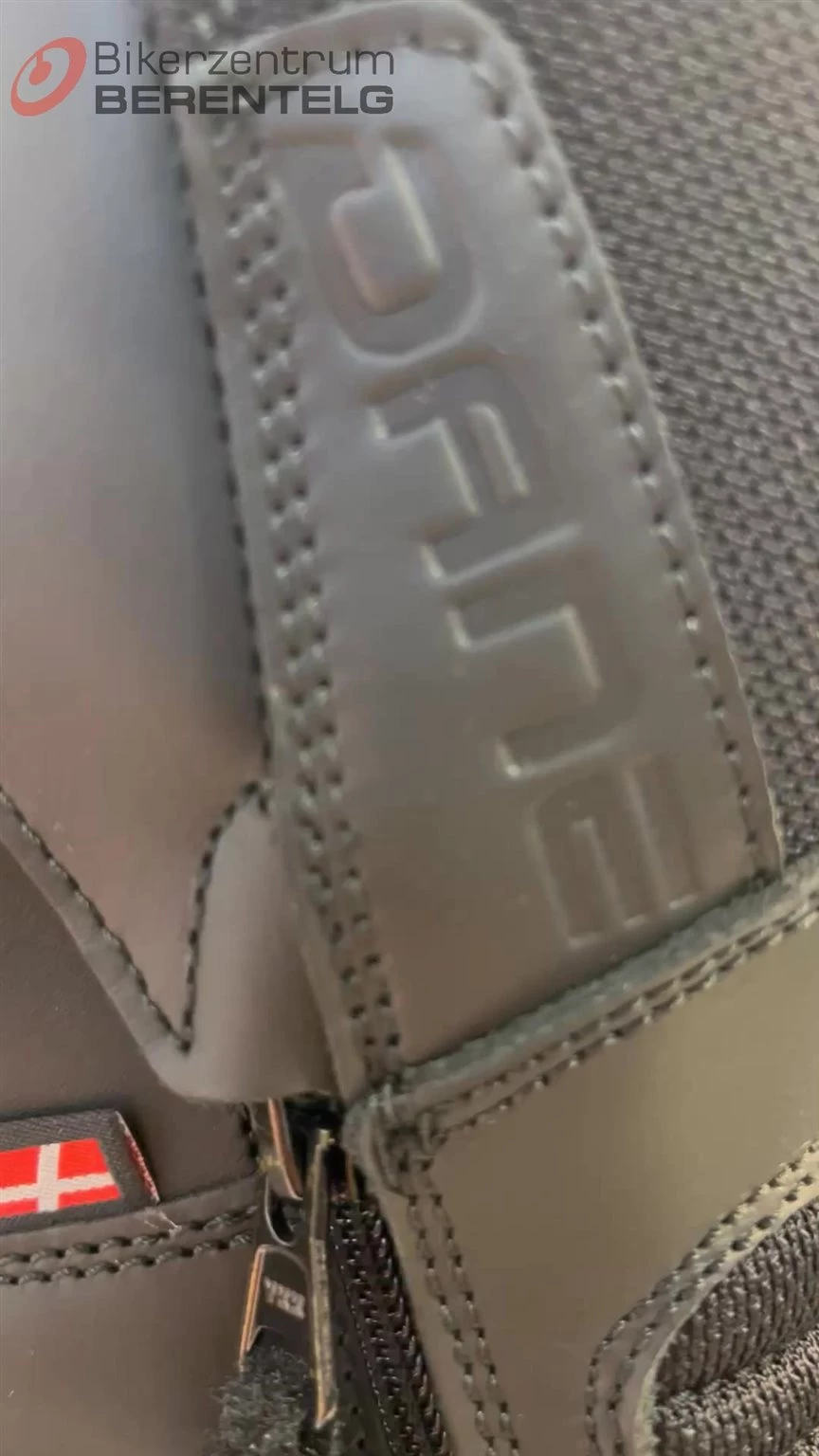 Vorschaubild für Post - 👢 Die ESBY Motorradstiefel sind deine perfekten Begleiter für die kältere Jahreszeit:

✅ Wasserdicht & atmungsaktiv
✅ Einfaches An- und Ausziehen dank 2 Reißverschlüssen
✅ Mit HDry®-Technologie – absolut dicht, kein Wasser hat eine Chance

Gerade in der Herbst- und Winterzeit ist gutes Schuhwerk besonders wichtig.
👉 Und das Beste: Diesen Freitag & Samstag bei uns mit im Sale!

#DANE #sicherheitgehtvor #750qmbikerparadies #berentelg #bikerzentrumberentelg #meppen #bikelove #onroad #biker #bikedaily
