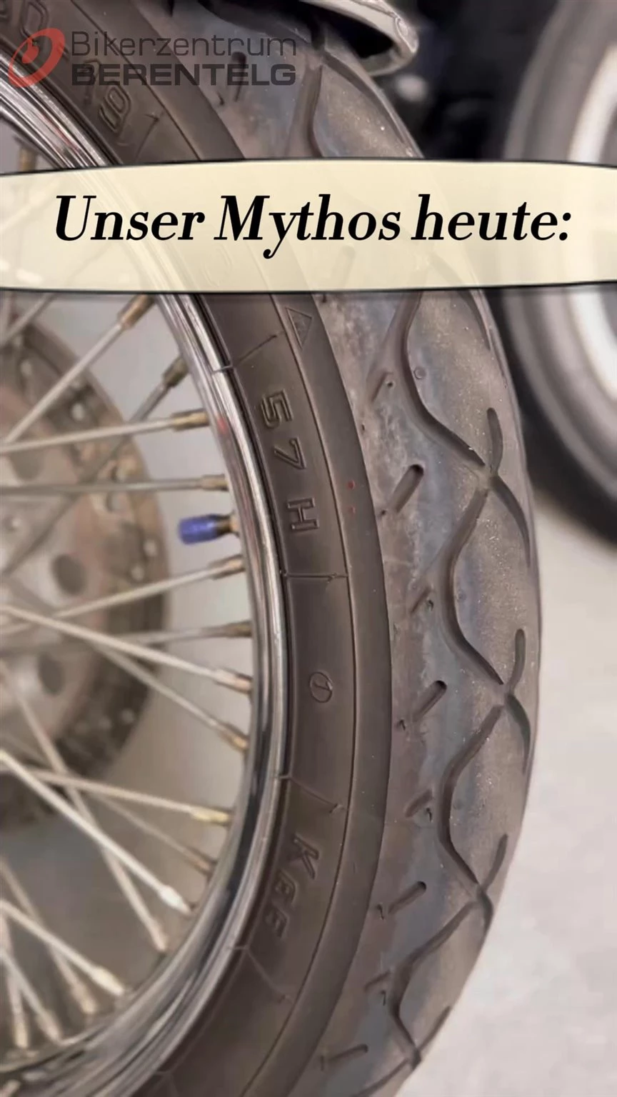 Vorschaubild für Post - „Reifen altern nur, wenn man fährt.“ ❌ Falsch!

Reifen altern auch dann, wenn das Motorrad nur steht. Gründe dafür sind:

🌤 UV-Strahlung & Ozon: Sonnenlicht und Luftverschmutzung lassen die Gummimischung härter und spröde werden.

❄️🔥Temperaturwechsel: Ständiges Aufheizen und Abkühlen wirkt sich auf die Gummistruktur aus.

💨Luftdurchlässigkeit: Auch ohne Bewegung verliert der Reifen mit der Zeit Luft, was zu ungünstiger Belastung führen kann.

Lagerung: Wenn Reifen falsch gelagert werden (z. B. feucht, heiß, direkter Sonneneinstrahlung ausgesetzt), beschleunigt das den Alterungsprozess.

👉 Darum gilt: Selbst unbenutzte Reifen sollten kritisch geprüft oder gewechselt werden – auch wenn sie noch genug Profil haben.

#BikerMythos #Reifenwissen #BikeSafety #Motorrad #berentelg #bikerzentrumberentelg #meppen #saferoad #bikerlife #bikedaily #biker #bikelove #onroad