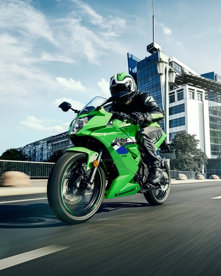 Vorschaubild für Post - Kompakte Sportlichkeit in neuem Gewand! 😎

Entdecke die neue Ninja 125 – jetzt mit frischen Farboptionen wie Lime Green und Metallic Graphite Gray. 
Mit 15 PS 💪, bewährter Ninja-DNA 🏁🧬 und einer komfortablen Sitzhöhe von 785 mm ist sie der perfekte Begleiter für alle, die sportliches Fahren lieben.

Besuche uns im Showroom und entdecke die Ninja 125 – dein Einstieg in die Welt der Supersportler! 🚀
>> https://scpl.io/4970_kawasaki_8241