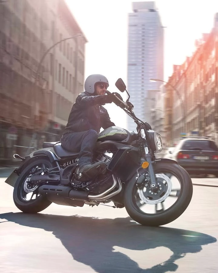 Vorschaubild für Post - Stil trifft Komfort 😎: Die Vulcan S sieht in den Farben für das Modelljahr 2026 besser aus denn je! 

Mit ihrer entspannten Ergonomie, dem kraftvollen Reihenzweizylinder und einem frischen Farb-Update bringt sie noch mehr Stil in deinen urbanen Alltag.🩶🖤

Erlebe den neuen Look der Vulcan S live bei uns im Showroom. Wir freuen uns auf deinen Besuch! 😎 >> https://scpl.io/4970_kawasaki_8241