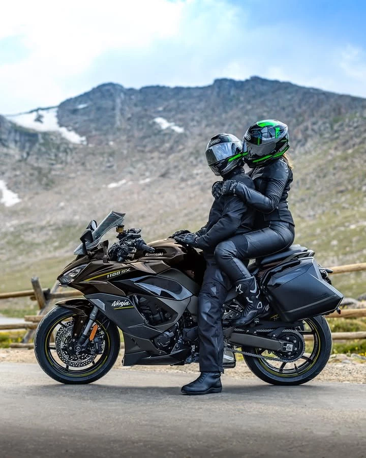 Vorschaubild für Post - Wen würdest du mit auf die Reise nehmen? 🏍️⛰️ 
Die Ninja 1100SX macht auf jeden Fall auch mit Sozius eine gute Figur.
Du möchtest sie live sehen? Komm vorbei, wir beraten dich gerne ☺️ >> https://scpl.io/4970_kawasaki_8241