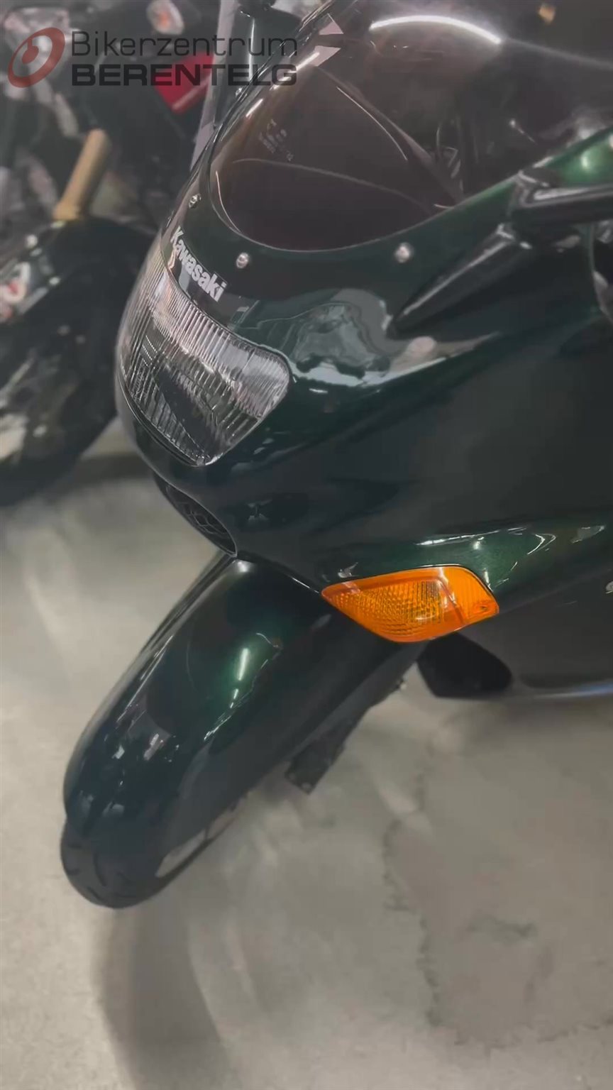 Vorschaubild für Post - 💚 Bikegalerie: Power trifft Legende! 🏍️🔥

Heute in unserer Galerie: zwei echte Ikonen aus dem Hause Kawasaki – die ZZR1100D und die Z1000.
Beide stehen für puren Fahrspaß, markantes Design und kompromisslose Performance. 💪

Zwei Bikes, zwei Charaktere – aber eine gemeinsame DNA: Kawasaki Power. ⚡

#KawasakiZ1000 #KawasakiZZR1100 #Bikegalerie #BikerLife #MotorradLiebe #bikerzentrumberentelg #Emsland #Meppen #KawasakiPower