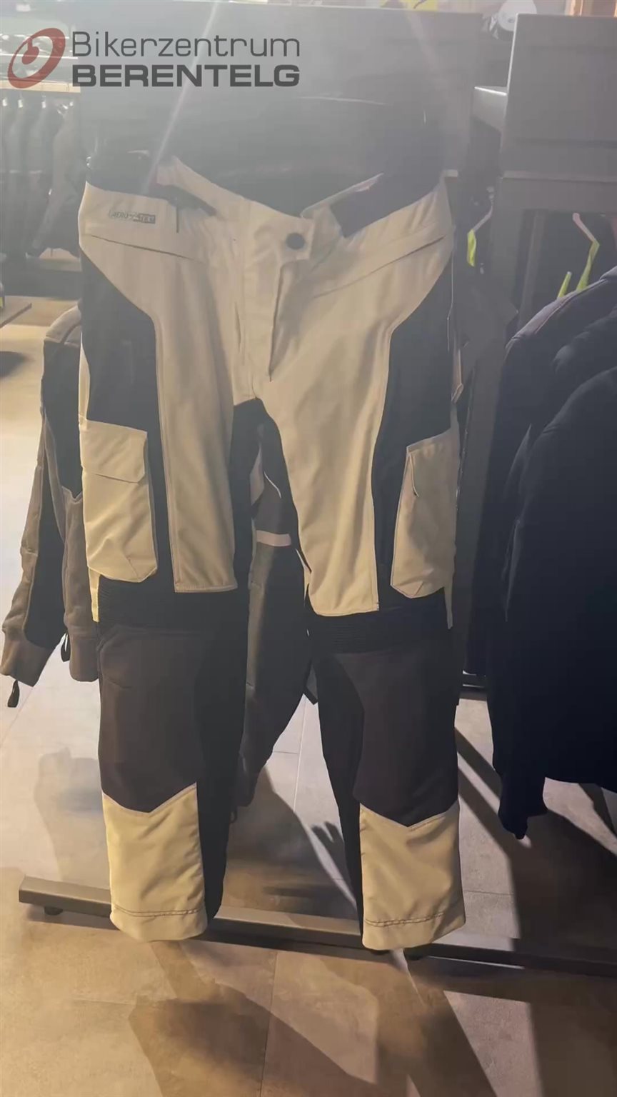 Vorschaubild für Post - DIFI Sierra Nevada 3 Aerotex – bereit für jede Tour! 🏍️🌦️
Diese wasserdichte, winddichte & atmungsaktive Textilhose begleitet dich das ganze Jahr.
Mit herausnehmbarem Thermofutter, Belüftungsreißverschlüssen und AEROTEX® Z-Liner passt sie sich jedem Wetter perfekt an.

Sicherheit on top: höhenverstellbare Knieprotektoren, verstärkte Zonen & Reflexflächen.
Plus: vier Außentaschen für alles Wichtige unterwegs.

Ideal in Kombi mit der Sierra Nevada 3 Jacke. 🔥

#DIFI #SierraNevada3 #Motorradhose #TouringGear #AllWeatherRider #bikerzentrumberentelg #berentelg #meppen #750qmbikerparadies #motorradbekleidung #emsland