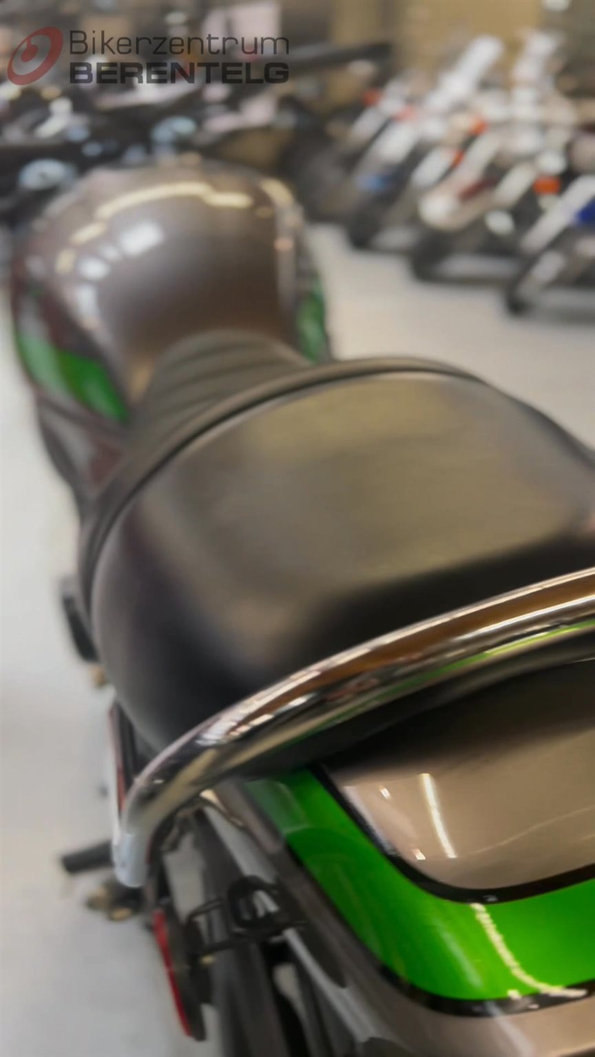 Vorschaubild für Post - Errate das Bike! 🔍🏍️
Heute habe ich für euch ein modernes Bike mit Retro-Cafe Racer Vibes.
Klassische Linien, aber ein kräftiger Reihenvierzylinder mit knapp 950 ccm sorgt für Druck.
Erstzulassung: 04/2020
Sportliche Sitzposition, grüne Lackierung oft sehr beliebt 😉
Sound? Schön kernig. 🔥

Na, wer weiß welches Bike das ist? 👇🤔

#motorrad #erratedasbike #cafestyle #retrobutmodern #bikelover #meppen #berentelg #bikerzentrumberentelg #starkegebrauchte