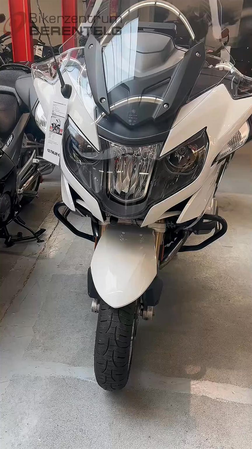 Vorschaubild für Post - Starke Gebrauchte! 🔥
Heute am Start: BMW R1200RT – die Langstrecken-Queen unter den Tourern. 🏍️✨

Daten:
37.430 km
125 PS (92 kW)
1170 ccm
EZ 02/2018

Komfort, Leistung und Touring-DNA pur. Perfekt für große Strecken – entspannt & souverän. 💨

#bmw #r1200rt #starkgebraucht #touringbike #bikelife #bikerzentrumberentelg #biker #rentabike #bikedaily #meppen #motorrad