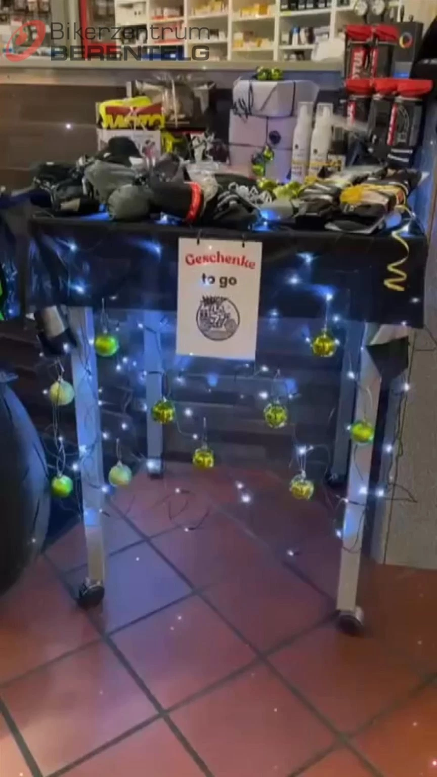 Vorschaubild für Post - 🎄 Weihnachten kommt – und wir haben die perfekten Geschenksets für Motorradfans! 🏍️🎁

Ob für Freunde, Familie oder den eigenen Wunschzettel: Unsere neu zusammengestellten Geschenksets sind ideal für alle, die Benzin im Blut haben.
Praktisch, stylisch und perfekt zum Verschenken – damit unterm Weihnachtsbaum garantiert Biker-Freude aufkommt!

➡️ Jetzt vorbeischauen und das passende Set sichern!

 #bikerzentrumberentelg #biker #bikelove #onroad #bikedaily #meppen #motorrad #bikerlife #motorradbekleidung #750qmbikerparadies