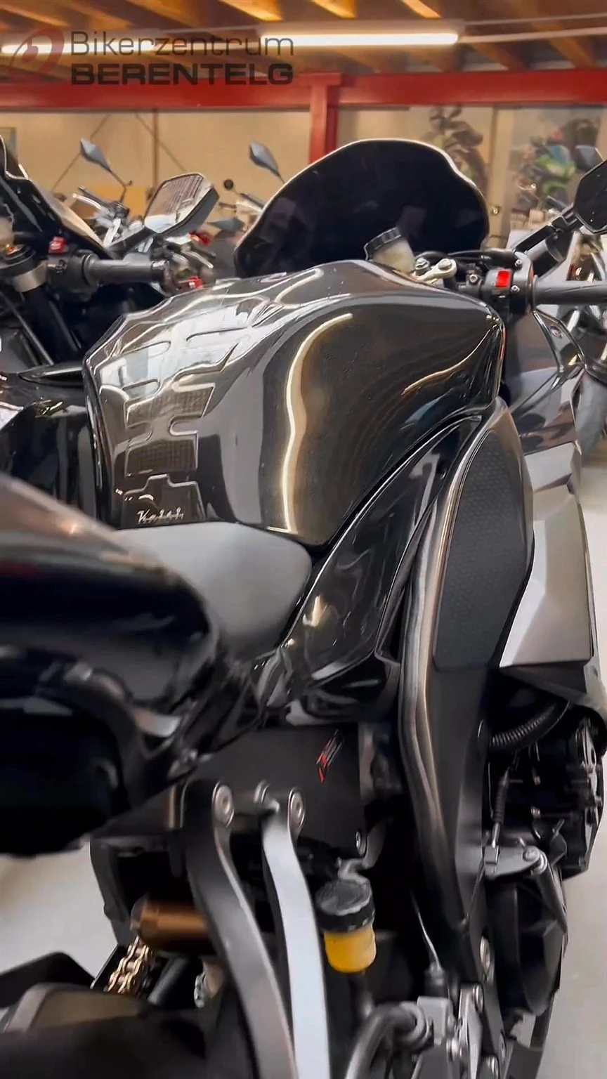 Vorschaubild für Post - 💥 Unsere starke Gebrauchte: Kawasaki Ninja ZX-10R 🏍️
Performance pur – für alle, die richtig Druck wollen!

Daten auf einen Blick:
🔸 KM-Stand: 54.000 km
🔸 Leistung: 138 kW (188 PS)
🔸 Hubraum: 998 ccm
🔸 Erstzulassung: 07/2011

Diese ZX-10R liefert nach wie vor kompromisslose Power und ein echtes Superbikes-Feeling. Perfekt für alle, die eine starke Gebrauchte mit Charakter suchen. 💨🔥

Interesse? Kommt vorbei und schaut sie euch live an!

#kawasaki #zx10r #gebrauchtmotorrad #superbike #bikerlife #bikerzentrumberentelg