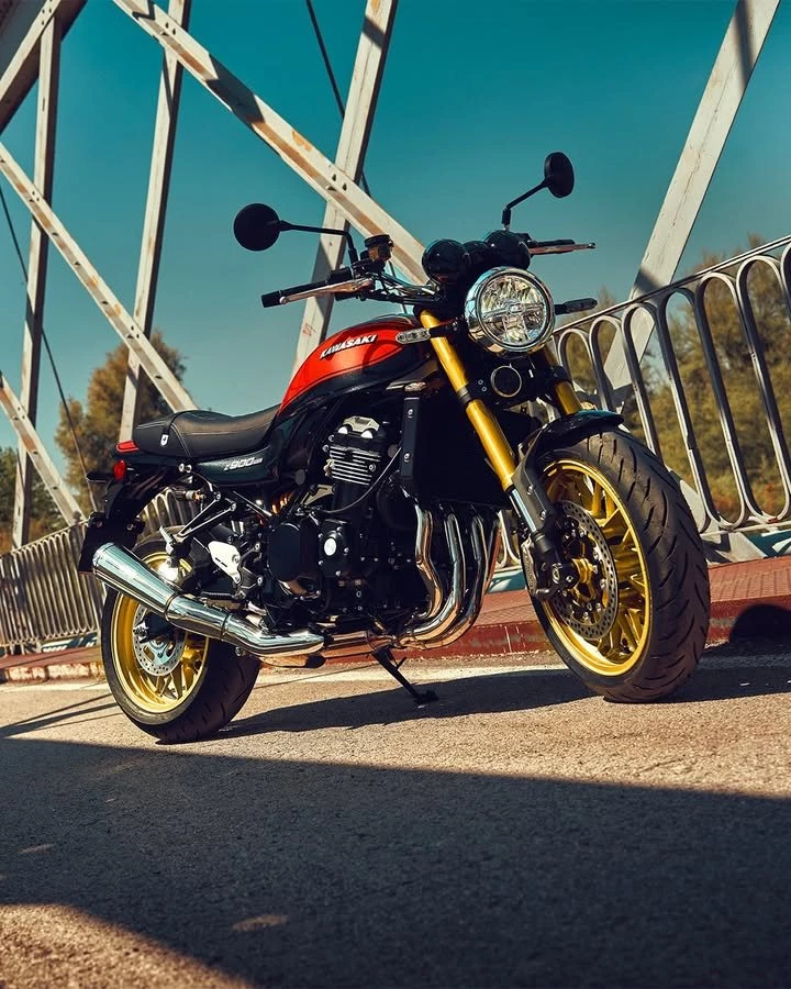 Vorschaubild für Post - Die neue Kawasaki Z900RS SE verbindet ikonisches Fireball-Design mit moderner Technik – ein echtes Statement für alle, die klassische Linien lieben, aber auf zeitgemäße Performance nicht verzichten wollen. 🔥🏍️

Mit Brembo-Bremsanlage und hochwertigem Öhlins-Federbein bietet die SE-Version ein noch satteres Fahrgefühl, mehr Kontrolle und eine extra Portion Premium-Charakter. Genau das Richtige für alle, die Tradition und High-End-Technik in einem Bike vereint sehen möchten. 💛✨

Die Z900RS SE ist schon bald bei uns vor Ort erlebbar.
Komm vorbei – wir beraten dich gerne. 🤝💚

 https://scpl.io/4970_kawasaki_8789