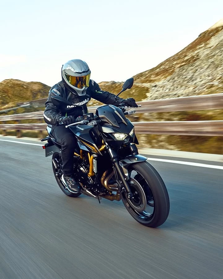 Vorschaubild für Post - Leicht, agil und voller Fahrspaß: Die Kawasaki Z650 S überzeugt im Alltag genauso wie auf der Feierabendrunde. ⚡🏍️

Jetzt entdecken & beraten lassen:
https://scpl.io/4970_kawasaki_8928
