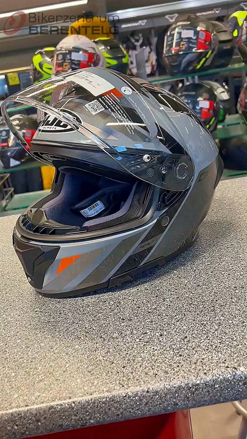 Vorschaubild für Post - Neu bei uns: der HJC C71 Faber Integralhelm 🏍️

Der C71 Faber steht für modernen Schutz, hohen Komfort und ein sportliches Design. Die fortschrittliche Polycarbonat-Verbundschale sorgt für geringes Gewicht, optimale Passform und angenehmes Tragegefühl.

Dank des ACS-Belüftungssystems wird Luft effektiv von vorne nach hinten geführt und leitet Wärme sowie Feuchtigkeit zuverlässig ab. Das Pinlock-Ready HJ-34P Visier mit 99 % UV-Schutz, Anti-Kratz-Beschichtung und installiertem Dark-Smoke-Visier rundet das Gesamtpaket ab.

Innen überzeugt der Helm mit feuchtigkeitsregulierender, schnell trocknender Polsterung, die komplett herausnehmbar und waschbar ist. Natürlich ist der C71 auch BT-kompatibel.

Ein moderner Integralhelm für Alltag, Tour und Sport – funktional, komfortabel und sicher.

#hjchelmets #hjc #bikerzentrumberentelg #biker #bikelove #onroad #750qmbikerparadies #saferoad #motorradbekleidung #motorrad