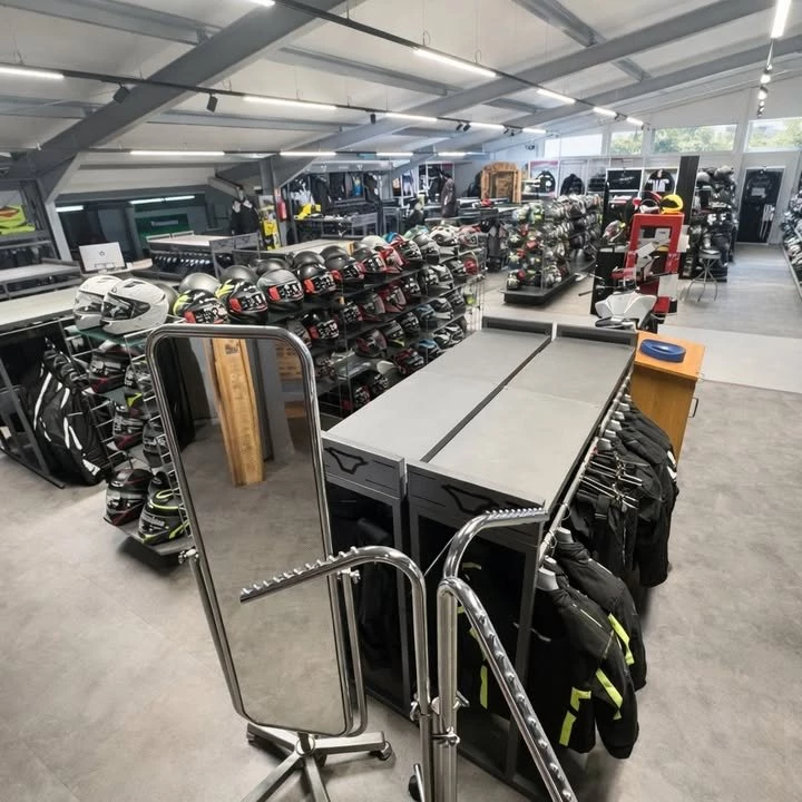 Vorschaubild für Post - Motorradfahren beginnt mit dem richtigen Gefühl.
Und das beginnt bei der Bekleidung.

Der Januar ist genau der richtige Moment, um deine Motorradbekleidung in Ruhe zu checken:
✔️ Passt alles noch wirklich gut?
✔️ Ist dein Helm noch aktuell?
✔️ Bist du für die neue Saison optimal geschützt?

In unserem Bekleidungsbereich findest du:
🧥 hochwertige Motorradbekleidung für 2026
🪖 eine große Auswahl an Helmen
👖 passende Kombinationen für Alltag, Tour & Reise
🏷️ bereits reduzierte Einzelstücke und Auslaufmodelle unserer Marken

Ohne Hektik.
Ohne Saisonstress.
Mit ehrlicher Beratung und viel Auswahl.

👉 Komm vorbei, lass dich inspirieren und starte entspannt & perfekt vorbereitet in die Saison 2026.