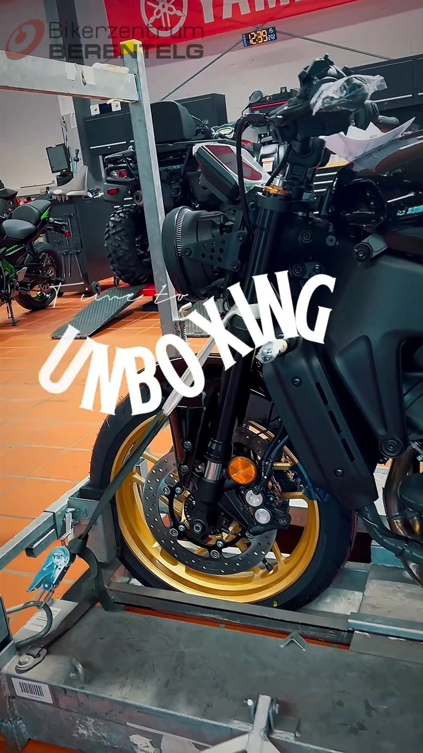 Vorschaubild für Post - 🏍️Unboxing: Die  XSR900 ✨
Lass dich vom zeitlosen 80er-Jahre-Rennlook nicht täuschen: Hinter der klassischen Ästhetik der XSR900 steckt kompromisslose Hochleistungstechnik. Der EU5+-konforme CP3-Dreizylinder mit 890 cm³ liefert sattes Drehmoment, während leichter Deltabox-Rahmen, Brembo Radial-Hauptbremszylinder, Spinforged Räder und voll einstellbares Fahrwerk für maximale Kontrolle sorgen.
Ob kurvige Landstraße oder Autobahn – mit moderner Elektronik, Quickshifter und Tempomat verkörpert die XSR900 perfekt die Faster Sons Philosophie, inspiriert von Yamahas ikonischer Vergangenheit.

#bikerzentrumberentelg #onroad #yamaha #bikergram #emsland #bikerlife #motorrad