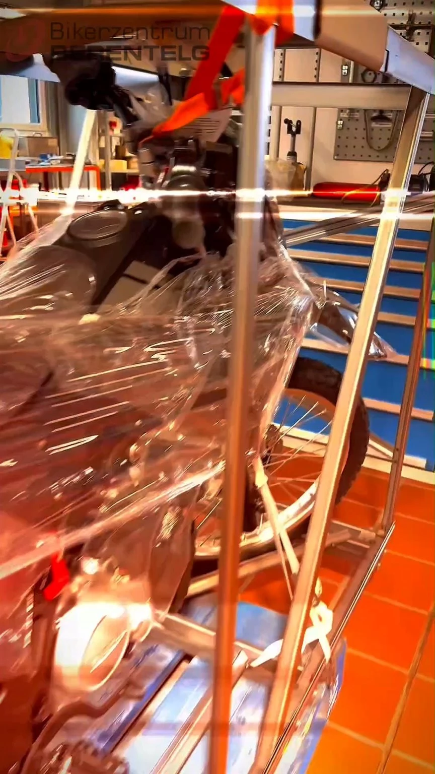 Vorschaubild für Post - 📦 Unboxing: die neue WR125R 2026🏍️
Bereit für jedes Abenteuer: Die WR125R 2026 überzeugt mit agilem Handling, niedrigen Betriebskosten und überraschend starker Performance. Der 125-cm³-Motor mit VVA liefert kräftiges Drehmoment unten und volle Leistung oben – für maximalen Fahrspaß in Stadt und Gelände.
Dank 21"/18"-Rädern, flexiblem Fahrwerk und hoher Effizienz bist du bestens gerüstet, um Neues zu entdecken – egal ob Alltag oder Offroad-Weekend. Kraft ist Freiheit.

#bikerzentrumberentelg #yamaha #bikergram #emsland #motorrad #meppen #instabike