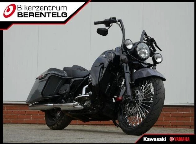 Vorschaubild für Post - 🔥 Tour‑King mit Stil – Harley‑Davidson Road King Classic FLHRC! 🔥

Die Harley‑Davidson Road King Classic FLHRC vereint klassische Cruiser‑Optik mit moderner Zuverlässigkeit – perfekt für lange Touren, gemütliche Ausfahrten oder genussvolle Wochenend‑Roadtrips!

🏍️ Top‑Fahrzeugdaten:

Preis: 18.990 EUR

Kilometer: 19.960 km

Leistung: 64 kW (87 PS)

Hubraum: 1.690 ccm

Erstzulassung: 03/2015

Farbe: Schwarz

Vorbesitzer: 2

HU/AU: Neu

Antrieb: Riemen

🛠️ Highlights & Ausstattung:

Optisch & technisch in gutem Zustand

ABS und Sitzheizung für Komfort & Sicherheit

Klappenauspuff vom V2 Speed

21″ Big Spoke Vorderrad

Probrake Hebel & Sonderlenker

Öhlins Federbein

Kofferset inkl. Audioanlage

HU neu 🔧

🚦 Ob gemütliche Landstraße oder ausgedehnte Touren – mit der Road King Classic bist du souverän, komfortabel und mit unverwechselbarem Style unterwegs.

📍 Besuche uns:
Bikerzentrum‑BERENTELG
Meppener Str. 22 • 49716 Meppen
☎️ 05931‑98860
🌐 Mehr Infos und Details: https://www.starkegebrauchte.de/de/gebrauchtes-motorrad-harley-davidson-road-king-classic-flhrc-3428423

📸 Zeig uns deine Cruiser‑Momente!
#HarleyRoadKingClassic #FLHRC #HarleyDavidson #CruiserLife #TouringBike #AmericanCruiser #BikerLife #TwoWheels #RideWithStyle #BikerzentrumBerentelg