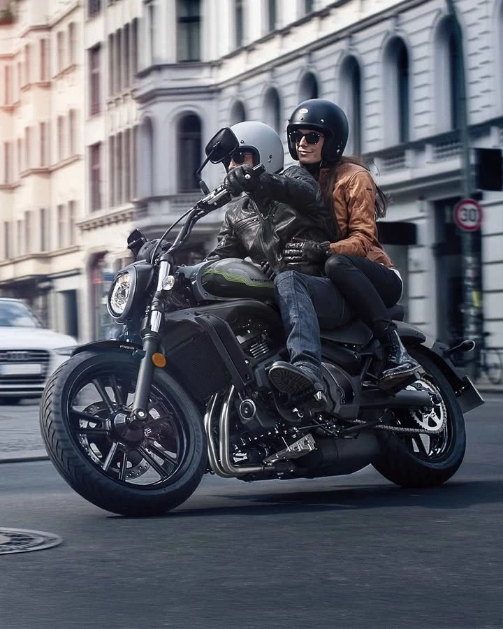 Vorschaubild für Post - Entspannt Cruisen mit der Kawasaki Vulcan S – klassische Linien, niedrige Sitzhöhe und ein 649 cm³-Twin.

Perfekt für gemütliche Landstraßen-Touren oder den urbanen Cruiser-Look.

Du möchtest sehen wie gut die Kawasaki Vulcan zu dir passt? Bei uns kannst du sie dir ansehen, probesitzen und vergleichen. Wir beraten dich gerne! 💚

 https://scpl.io/4970_kawasaki_9134