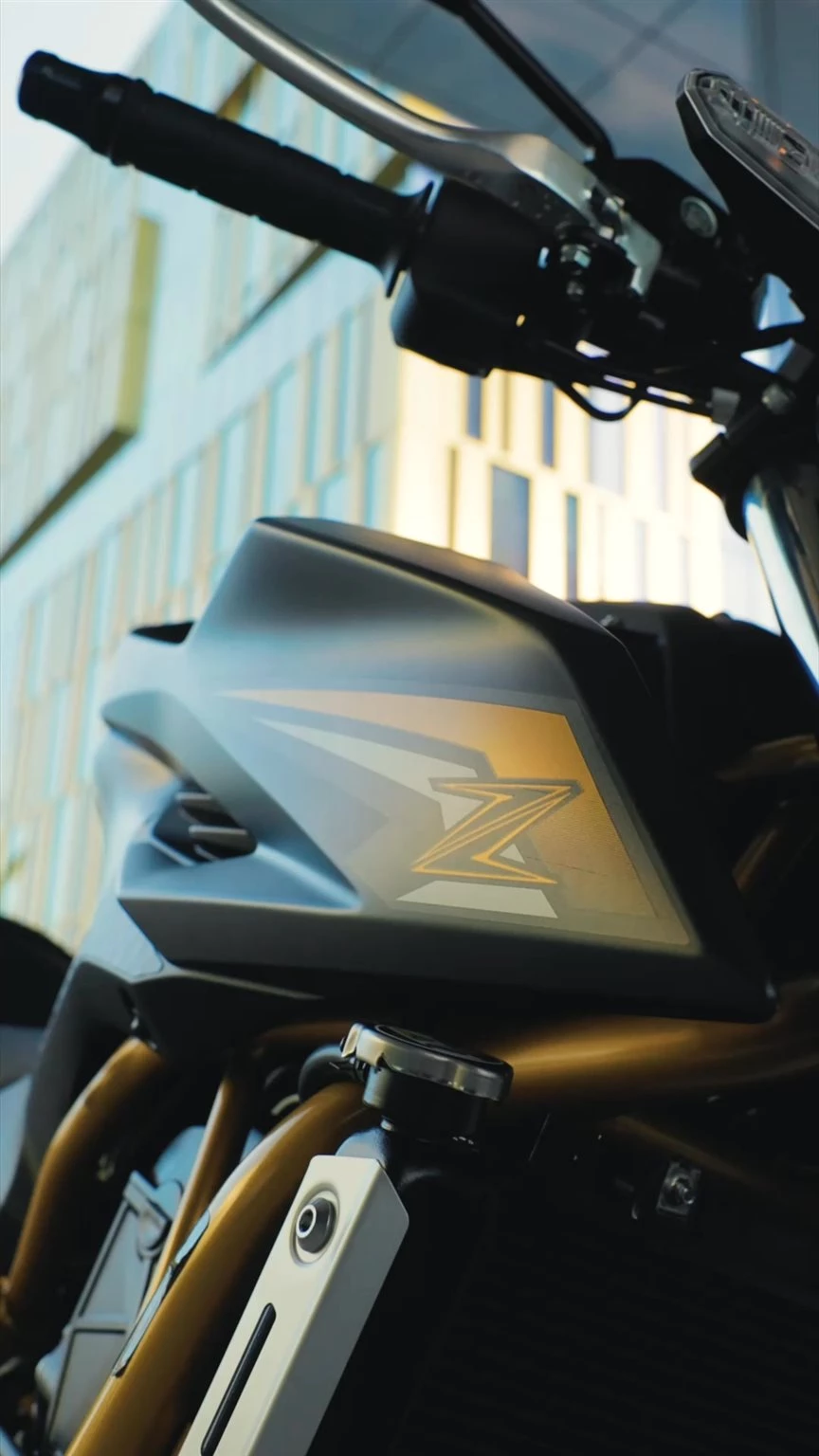 Vorschaubild für Post - 🏍️ Kawasaki Z650 S – immenser Fahrspaß in Sicht.
Agil, leichtfüßig und gemacht für Alltag und Feierabendrunde:
Die Kawasaki Z650 S verbindet ausgewogenes Handling mit einem charakterstarken Zweizylinder und einer Sitzposition, die sofort Vertrauen schafft. 🏍️💨

👀 Die Z650 S lässt nicht mehr lange auf sich warten.
Seid ihr auch schon so gespannt wie wir?

Weitere Infos gibt’s natürlich bei uns vor Ort. 😎
https://scpl.io/4970_kawasaki_9134

#Kawasaki #KawasakiDeutschland #LetTheGoodTimesRoll #Z650S #NakedBike #TeamGreen