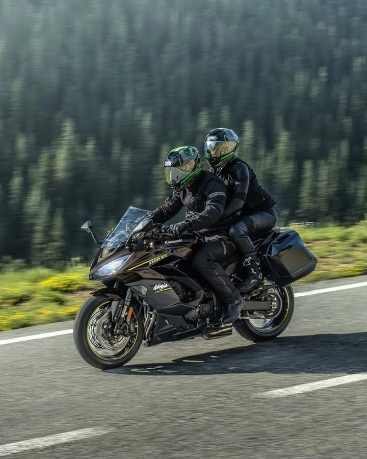 Vorschaubild für Post - Die Route steht, der Urlaub ist geplant und das Fernweh wächst mit jedem Tag. 🗺️🏍️🌄

Mit der Kawasaki Ninja 1100SX wird jede Strecke zum Genuss. Kraftvoll, komfortabel und perfekt für lange Touren.

Komm gerne bei uns vorbei und erlebe die Ninja 1100SX live bei uns im Haus.

https://www.bikerzentrum-berentelg.de

#KawasakiDeutschland #Kawasaki #LetTheGoodTimesRoll #Ninja1100SX #SportTourer