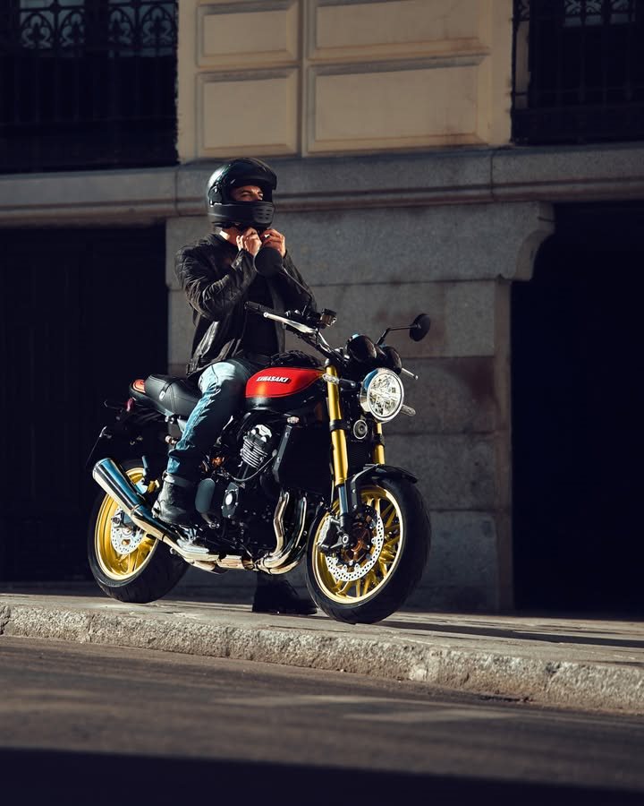 Vorschaubild für Post - Der Weg zur Arbeit, der spontane Abstecher nach Feierabend oder die große Wochenendtour – die Kawasaki Z900RS SE passt einfach immer. 🏍️✨

Mit ihrem ikonischen Retro-Design, hochwertigen Komponenten und moderner Technik zieht sie überall die Blicke auf sich.

Du möchtest die Z900RS selbst mal erleben? Wir helfen dir gerne.

 https://www.bikerzentrum-berentelg.de

#KawasakiDeutschland #Kawasaki #LetTheGoodTimesRoll #Z900RS #ModernClassic