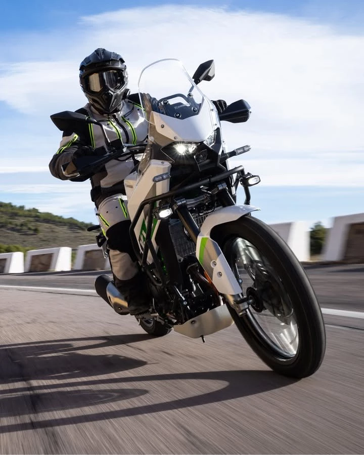 Vorschaubild für Post - Manchmal braucht es nur einen freien Tag, eine kurvige Straße und ein Bike, das alles mitmacht. 🏍️🌄✨

Die neue Kawasaki KLE500 verbindet Komfort, Kontrolle und Abenteuerlust, perfekt für Pendelstrecke, Wochenendtrip oder die spontane Route ins Unbekannte.

Die ersten Modelle treffen nach und nach bei uns ein, sichere dir jetzt schon alle Infos rund um Verfügbarkeit, Ausstattung und Editionen.

Sprich uns an oder komm bei uns vorbei, dein nächstes Abenteuer wartet schon. ⛰️

https://www.bikerzentrum-berentelg.de

#KawasakiDeutschland #Kawasaki #LetTheGoodTimesRoll #KLE500 #AdventureBike