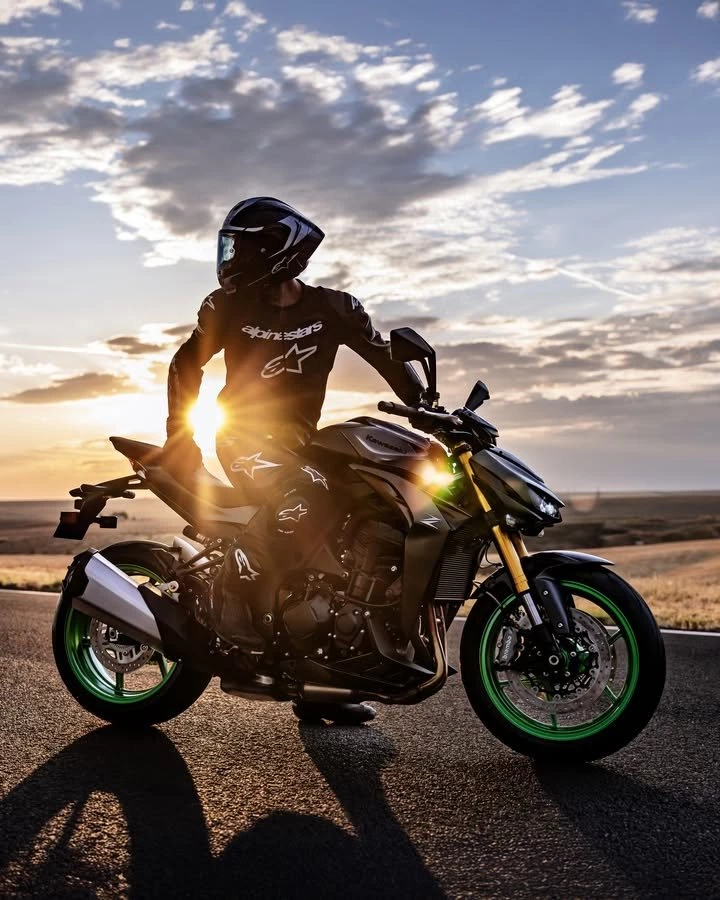 Vorschaubild für Post - Manche Fahrten bleiben einfach im Kopf.
Wenn die Sonne langsam untergeht, die Straße frei ist und du den Moment voll auskostest – genau dafür ist die neue Kawasaki Z1100 gemacht. 🌇🏍️

Kraftvoll, souverän und bereit für jede Tour, egal ob Feierabendrunde oder Wochenendausflug.

😎 Sichere dir jetzt deine Probefahrt bei uns vor Ort und erlebe die Z1100 selbst.

 https://www.bikerzentrum-berentelg.de

#KawasakiDeutschland #LetTheGoodTimesRoll #Z1100SE #KawasakiZ1100