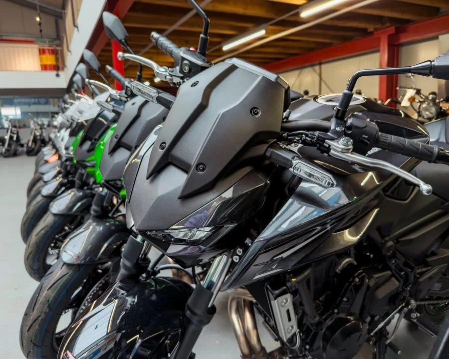 Vorschaubild für Post - Die Saison ruft. Bist du bereit? 🏍️🔥
Frische Modelle, volle Auswahl, ein Ziel: dein perfektes Bike finden.
Ob sportlich, naked oder touring – unsere Ausstellung lässt keine Wünsche offen. Hunderte von Maschinen warten darauf, von dir entdeckt zu werden.
Komm vorbei & finde dein Bike – die Straße wartet nicht!