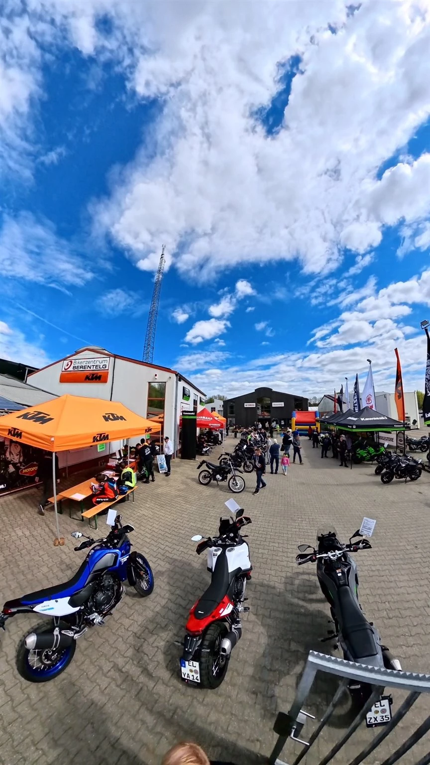Vorschaubild für Post - 🔥 Was für ein Wochenende. Was für ein Event. 🔥

Das Drachenfest & der Saisonstart 2026 liegen hinter uns –
und wir sind immer noch überwältigt.

Der Samstag mit den Probefahrten, die volle Anlage, die Stimmung – einfach stark.
Und auch der Sonntag hat gezeigt, wie groß die Begeisterung für die neue Saison ist. 🏍️

Ein riesiges Dankeschön an alle Besucher, die da waren und dieses Wochenende zu etwas Besonderem gemacht haben.

🙏 Danke an unser gesamtes Team und unsere Partner –
insbesondere auch an Pricker & Buß, die das Event mit starken Marken und Bikes perfekt ergänzt haben.

👉 Das Reel zeigt den Samstag im Zeitraffer –
aber das Gefühl dieses Wochenendes ging weit darüber hinaus.

Wir freuen uns jetzt schon auf das nächste Mal.

#Drachenfest2026 #Saisonstart2026 #BikerzentrumBERENTELG #PrickerUndBuß #MotorradEvent #Danke #MotorradCommunity #Meppen #BikeLife