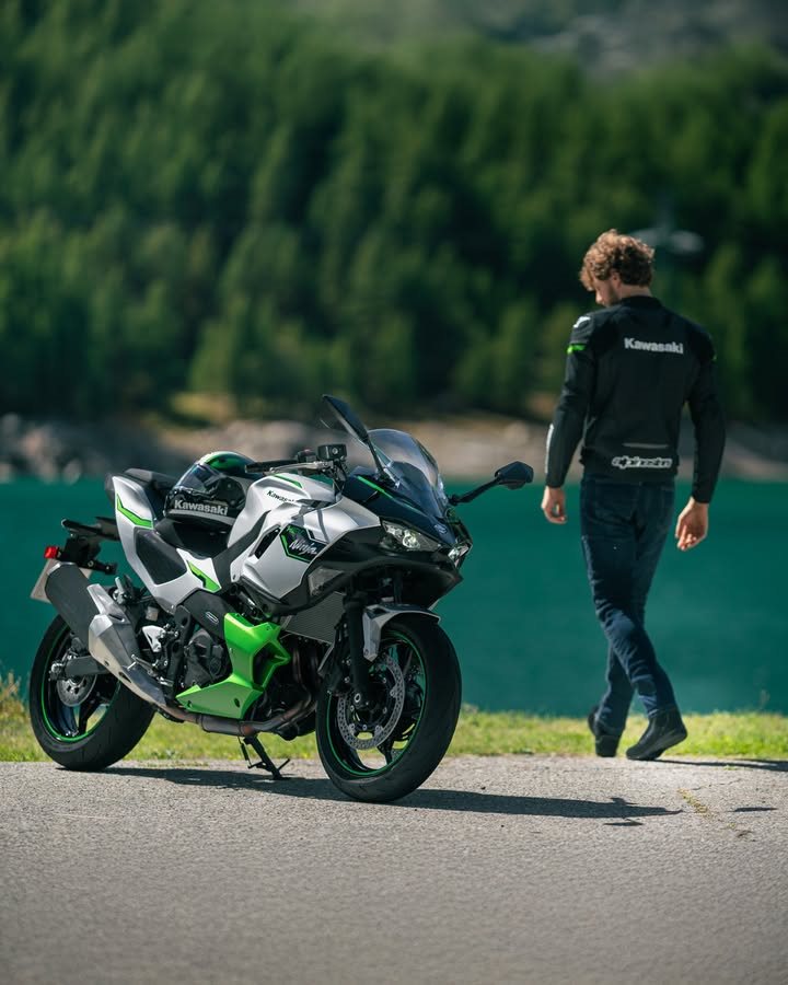 Vorschaubild für Post - Mehr Flexibilität. Mehr Fahrspaß. Mehr Alltag. ⚡️
Die Kawasaki Z7 Hybrid und die Kawasaki Ninja 7 Hybrid wurden für 2026 gezielt weiterentwickelt – mit einem umfangreichen Softwareupdate für noch mehr Fahrkomfort und Alltagstauglichkeit.
Was bedeutet das konkret?
⚡ Länger rein elektrisch unterwegs – Umschalten jetzt bis 60 km/h möglich
🤝 Noch harmonischeres Zusammenspiel von Elektro- und Verbrennungsmotor
🚀 Neuer Automatikmodus im Sport-Hybrid für dynamisches Fahren ohne Schalten
💚 Effizienz trifft Performance – Beschleunigungswerte einer 1.000er bei Verbrauchswerten einer 250er
Das Ergebnis: Ein Hybrid-Konzept, das im Alltag noch flexibler funktioniert – und dabei richtig Fahrspaß liefert.
😎 Erlebe die Hybrid-Technologie selbst bei uns vor Ort oder bei einer Probefahrt.
https://scpl.io/4970_kawasaki_9484
