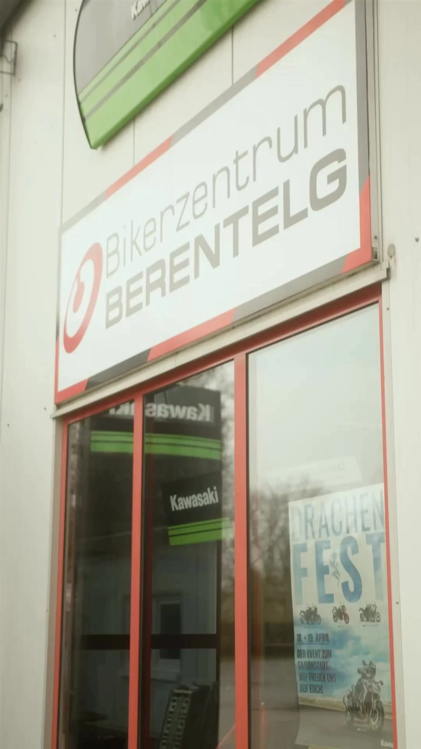 Vorschaubild für Post - POV: Der Chef sagt, mach mal ein Video vom Laden. 🎬
Aber hey – die Bikes sind trotzdem nice. 🏍️🖤