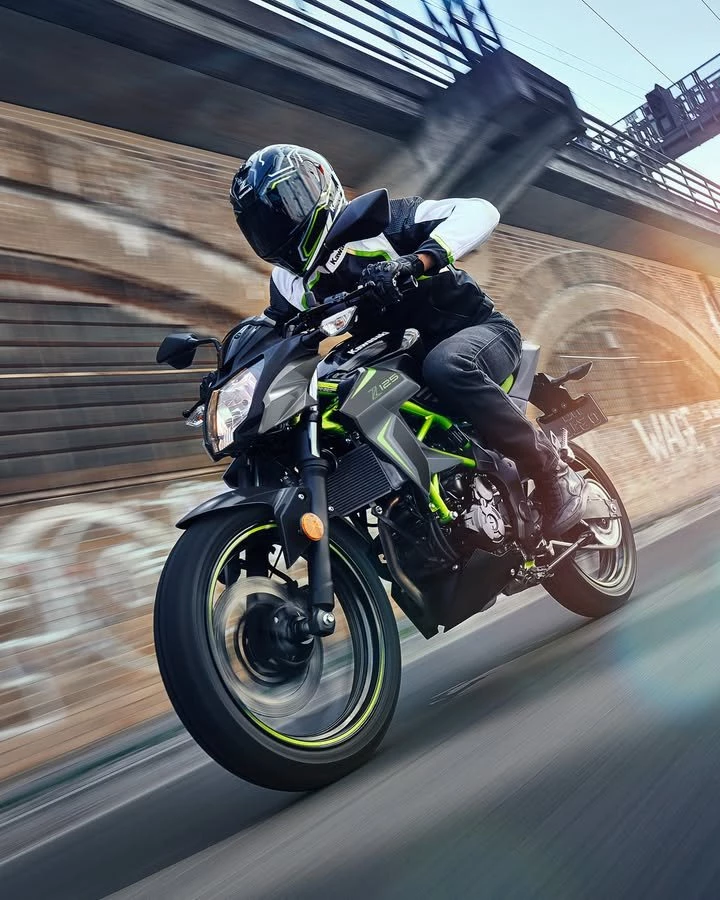 Vorschaubild für Post - Dein erstes Bike. Dein erstes echtes Gefühl dafür. 💚

Die Kawasaki Z125 steht für genau diesen Moment, in dem aus „ich will fahren“ plötzlich Realität wird. 🏍️💨
Konsequent auf das Fahrerlebnis ausgelegt. Klar im Design. Und gemacht, um einfach loszulegen.

Starte bei uns – wir zeigen dir, wie sich der erste Ride anfühlt. 😎
https://scpl.io/4970_kawasaki_9484