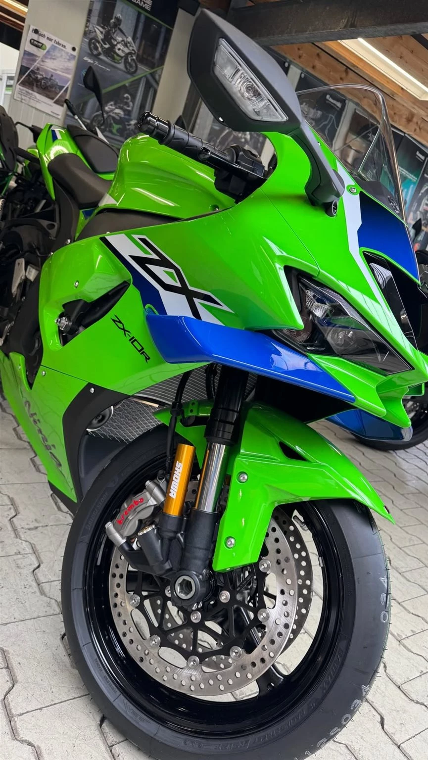 Vorschaubild für Post - 🏁 Sie ist da! Die neue Kawasaki Ninja ZX-10R Modelljahr 2026. 🏁

Pure Rennsport-DNA für die Straße: Die neue ZX-10R begeistert mit kompromissloser Performance, modernster Elektronik und dem aggressiven Ninja-Design, das schon im Stand für Gänsehaut sorgt. 💚🔥

Ob auf der Landstraße, der Rennstrecke oder beim Blick in die Garage – die ZX-10R setzt Maßstäbe in der Superbike-Klasse.

📍 Ab sofort bei uns eingetroffen
👀 Jetzt live bei uns im Showroom erleben
📞 Beratung & Angebote direkt bei unserem Verkaufsteam

Wer würde mit der neuen ZX-10R sofort eine Runde drehen? 👇

#Kawasaki #NinjaZX10R #ZX10R #KawasakiDeutschland #Superbike Ninja BikerzentrumBerentelg Meppen Motorradliebe RideGreen ModelYear2026 💚🏍️