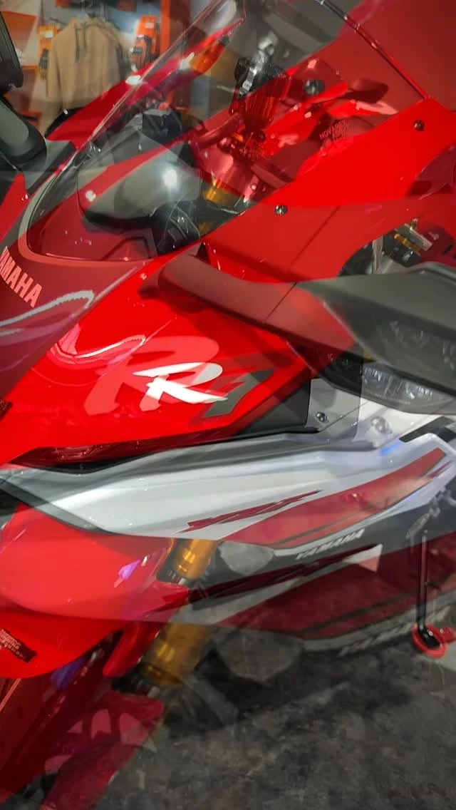Vorschaubild für Post - 🏁✨ 70 Jahre Rennsportgeschichte. Eine Legende in Sonderedition. ✨🏁

Die neue Yamaha R7 70th Anniversary Edition Modelljahr 2026 ist bei uns eingetroffen! 💛⚫

Mit ihrer ikonischen Jubiläumslackierung zollt sie 70 Jahren Yamaha-Rennsport Tribut und verbindet den legendären Look vergangener Rennmaschinen mit moderner Supersport-Performance.

Sportlich, leicht, präzise – die R7 begeistert auf kurvigen Landstraßen genauso wie auf der Rennstrecke. In der exklusiven 70th Anniversary Edition wird sie zudem zum absoluten Blickfang.

📍 Jetzt bei uns im Showroom
👀 Live anschauen und Probesitzen
📞 Weitere Informationen erhältst du bei unserem Verkaufsteam

Wie gefällt euch die Jubiläumsedition? Würdet ihr die klassische Rennsport-Lackierung der Standardversion vorziehen? 👇

#Yamaha #YamahaR7 #R7 #70thAnniversary #YamahaRacing 70YearsOfRacing RSeries Supersport BikerzentrumBerentelg Meppen Motorradliebe WeR1 RevsYourHeart 🏍️💛🖤