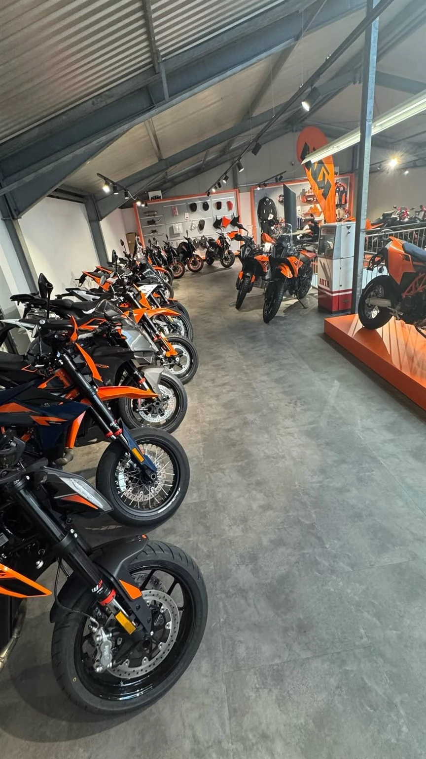 Vorschaubild für Post - 🟠 KTM ist seit April bei uns im Haus! 🏍️

Viele haben es noch gar nicht mitbekommen: Wir sind euer Ansprechpartner für KTM in der Region.

✔️ KTM Neufahrzeuge
✔️ Service & Wartung
✔️ Reparaturen
✔️ Original KTM Ersatzteile & Zubehör

Egal ob du bereits KTM fährst oder mit dem Gedanken spielst, auf Orange umzusteigen – unser Team steht dir mit Rat und Tat zur Seite.

📍 Bikerzentrum BERENTELG | Meppen
👉 Komm vorbei und lerne unsere KTM-Welt kennen.

#KTM #KTMDeutschland #ReadyToRace #BikerzentrumBerentelg #Meppen Motorrad Motorradliebe KTMFamily Motorradwerkstatt Motorradservice Neufahrzeuge RideOrange KTMLife Motorradfahren EmslandBiker
