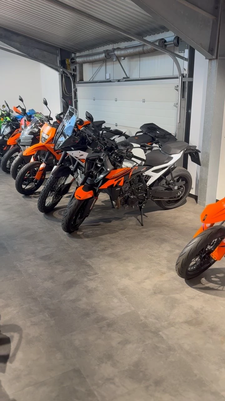 Vorschaubild für Post - 🚨 Ja, wir sind orange geworden! 🟠🏍️

Seit April gehört KTM offiziell zu unserem Markenportfolio – und die Resonanz ist überwältigend. Deshalb wird es Zeit, euch unsere neue KTM-Ausstellung einmal genauer zu zeigen. 👀

Vom sportlichen Einsteigerbike bis zur brachialen Super Duke: Bei uns stehen die aktuellen KTM Modelle zum Anschauen, Anfassen und vor allem zum Fahren bereit.

🔥 Fast 10 KTM Vorführer warten auf eure Probefahrt.
🔥 Verschiedene Modelle direkt verfügbar.
🔥 Das perfekte Motorrad findet man nicht auf dem Papier – sondern auf der Straße.

Also kommt vorbei, schaut euch die neue Orange Area an und findet heraus, welches KTM Motorrad zu euch passt.

📍 Bikerzentrum BERENTELG | Meppen
👉 Probefahrt vereinbaren und KTM live erleben.

#KTM #ReadyToRace #RideOrange #KTMDeutschland #SuperDuke Duke Adventure Motorrad Motorradliebe Probefahrt Traumbike BikerzentrumBerentelg Meppen Emsland Motorradfahren OrangeFamily