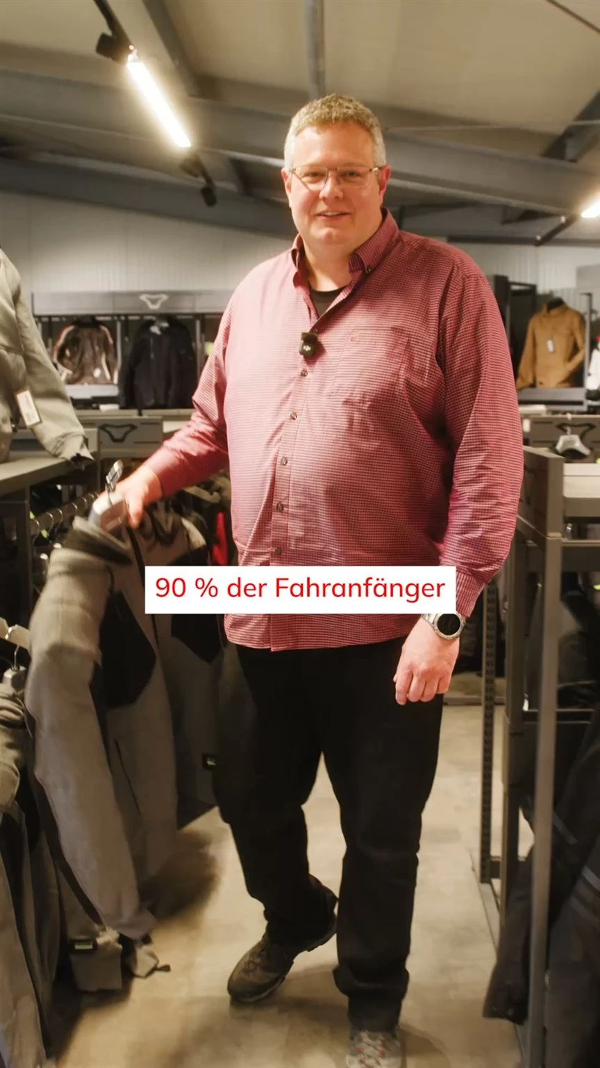 Vorschaubild für Post - 90 % kaufen die falsche Jacke. 🏍️
Klingt hart? Ist aber so.
Wir haben für alle Witterungen die richtige Jacke.
Eine Jacke, die im Laden top sitzt, kann auf dem Bike komplett anders aussehen: Ärmel zu kurz, am Rücken zieht's, im Nacken zwickt's. Sitzposition macht den Unterschied – und genau die testet kaum jemand vorm Kauf.
Bei uns läuft das anders:
➡️ Du probierst die Jacke, die wirklich zu dir passt
➡️ Du hockst dich aufs Motorrad
➡️ Wir checken zusammen, ob sie in jeder Position sitzt – nicht nur beim Stehen
So gehst du am Ende mit der richtigen Jacke nach Hause. Nicht mit der, die im Spiegel gut aussah.
Komm vorbei. Wir nehmen uns die Zeit. 👊

#BikerzentrumBerentelg #Meppen #Emsland #Motorradbekleidung #Motorradjacke
