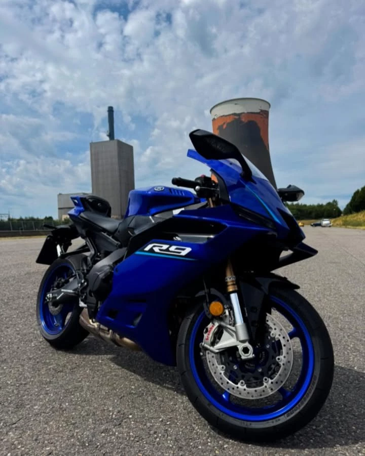 Vorschaubild für Post - 🔥 Die Yamaha R9 ist da – und bereit für deine Probefahrt! 🏍️

Lange erwartet, jetzt endlich bei uns vor Ort: Die neue Yamaha R9 steht als Vorführmotorrad bereit.

Mit ihrem drehmomentstarken CP3-Motor, modernster Elektronik und einer sportlichen Ergonomie verbindet die R9 alles, was eine echte Supersportlerin heute ausmacht – auf der Landstraße genauso wie auf der Rennstrecke.

Und das Beste:
Du musst sie nicht nur anschauen – du kannst sie selbst fahren.

📍 Probefahrten sind nach vorheriger Terminabsprache möglich.
Also sichere dir jetzt deinen Termin und überzeuge dich selbst von der neuen Yamaha R9.

Wir freuen uns auf deinen Besuch im Bikerzentrum BERENTELG!

#YamahaR9 #Yamaha #Probefahrt #BikerzentrumBerentelg #Supersport #CP3 #Motorrad #RideYamaha